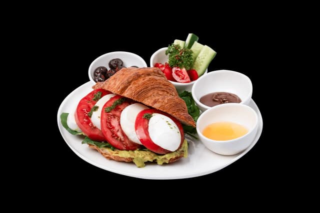 Caprese Kruvasan Kahvaltı
