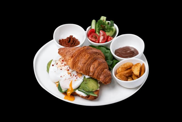 Poşe Yumurtalı Kruvasan Kahvaltı