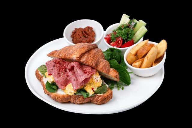 Roast Beef Egg Kruvasan Kahvaltı