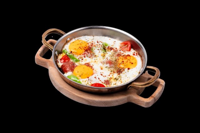 Sahanda Sucuklu Yumurta